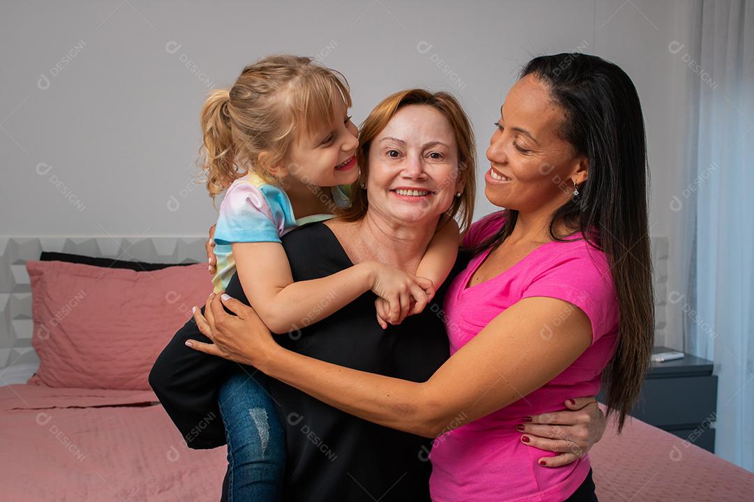 Casal de lésbicas da diversidade LGBT momentos felicidade com sua filha