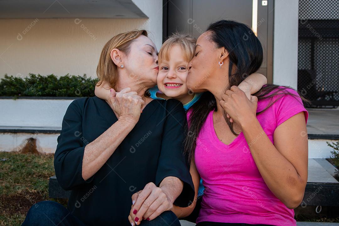 casal de lésbicas com sua filha adotiva. conceito de dia das mães