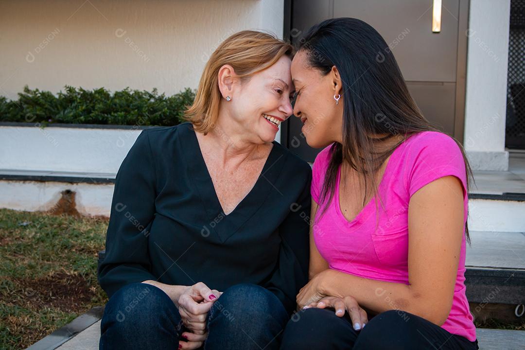 casal de lésbicas apaixonado por fundo de casa
