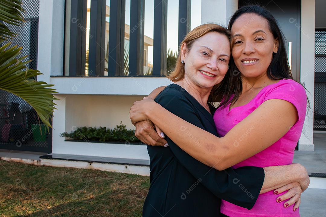 casal de lésbicas apaixonado por fundo de casa
