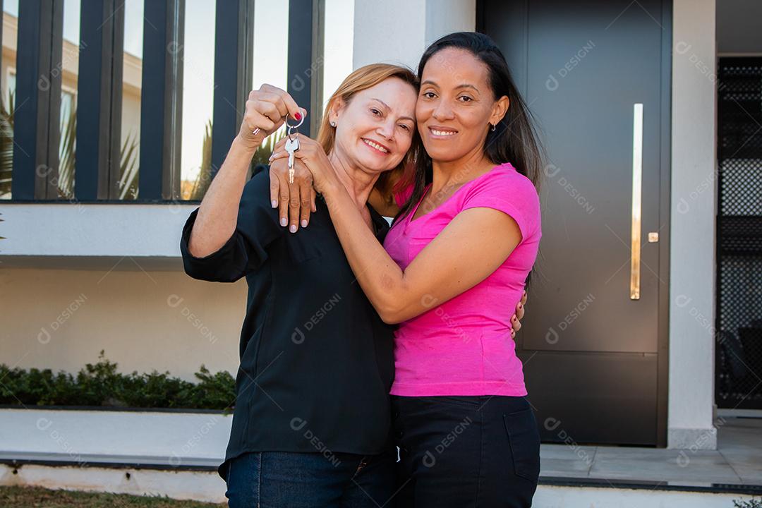 casal de lésbicas com a chave de sua nova casa