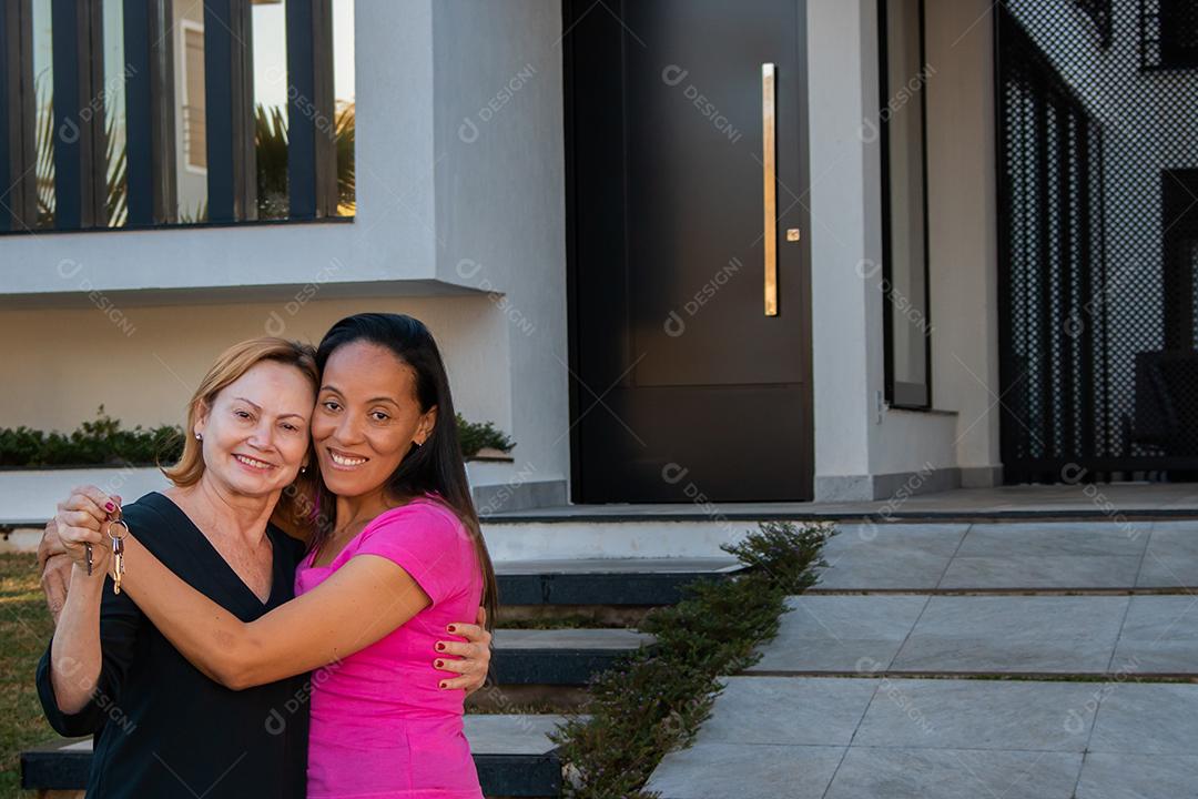 casal de lésbicas com a chave de sua nova casa