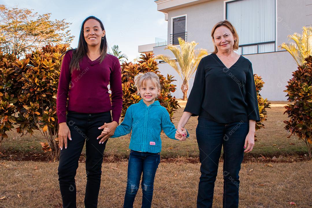 casal de lésbicas com sua filha adotiva. Diversidade e Mãe