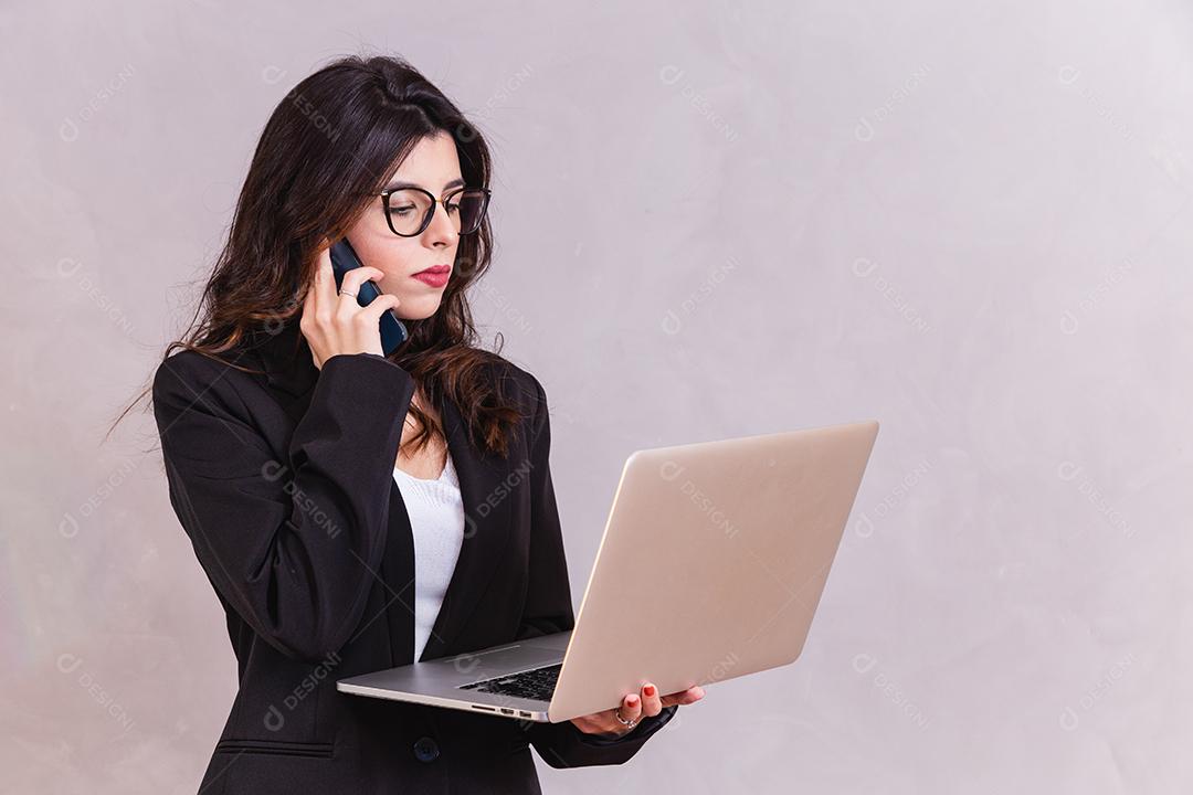 Mulher de negócios trabalhando com seu laptop