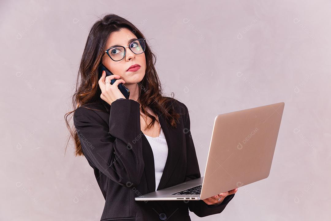 Mulher de negócios trabalhando com seu laptop