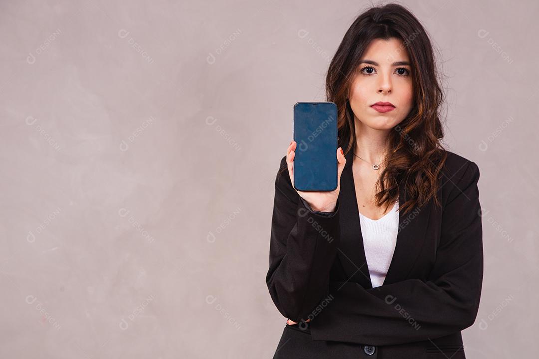 Retrato de empresária alegre mostrando o celular em s em branco