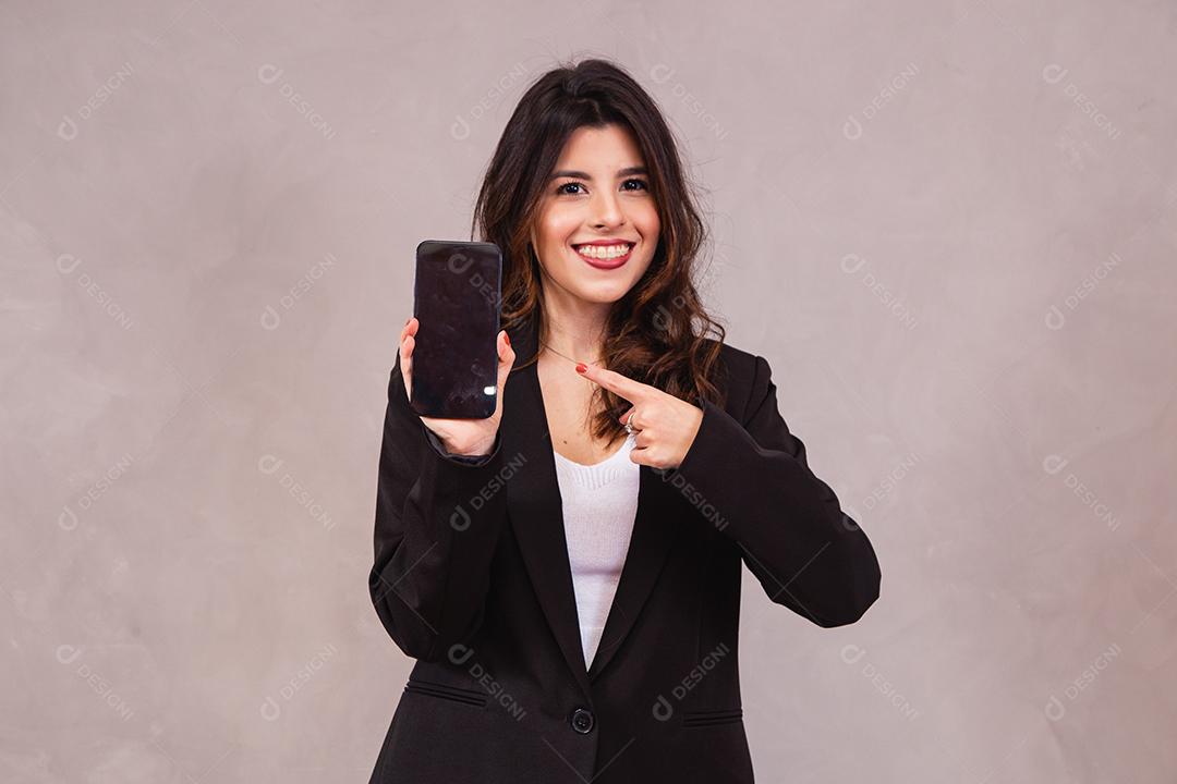 Retrato de empresária alegre mostrando o celular em s em branco