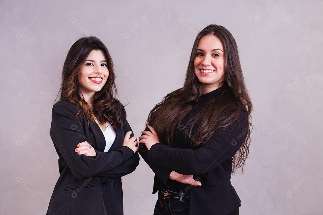 dois amigas empresárias de negócios em fundo cinza