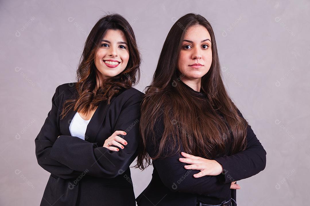 dois amigas empresárias de negócios em fundo cinza