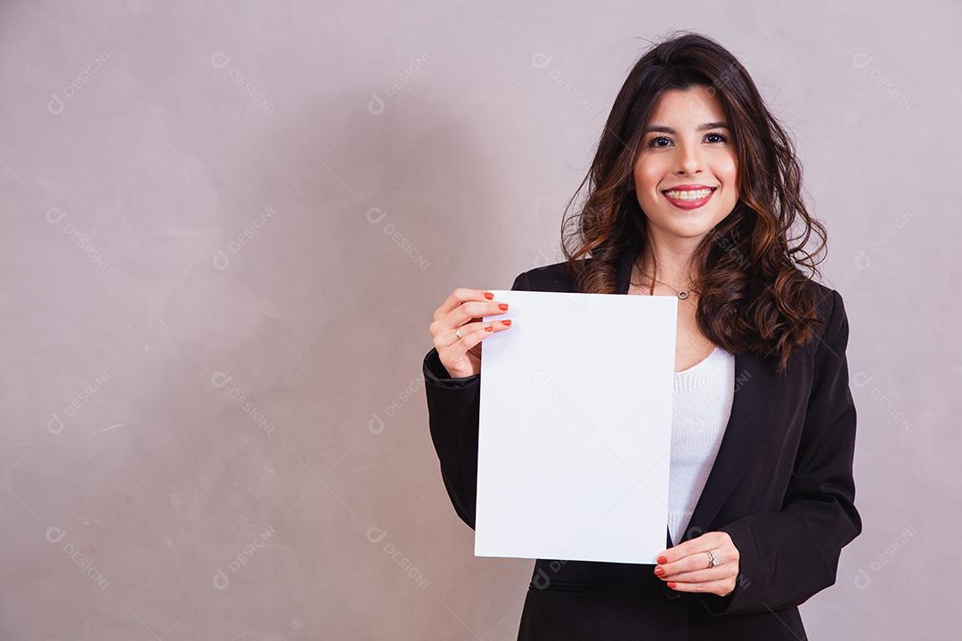 Linda mulher segurando um outdoor em branco isolado nas costas brancas