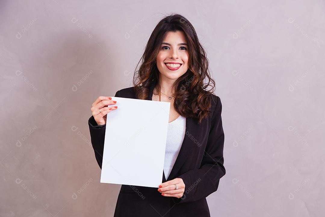 Mulher bonita de blazer preto segurando papel em fundo cinza