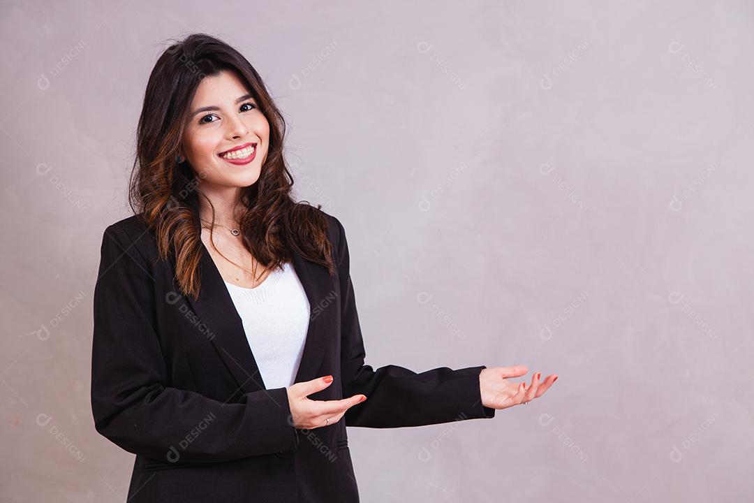 Mulher bonita de blazer preto em fundo cinza