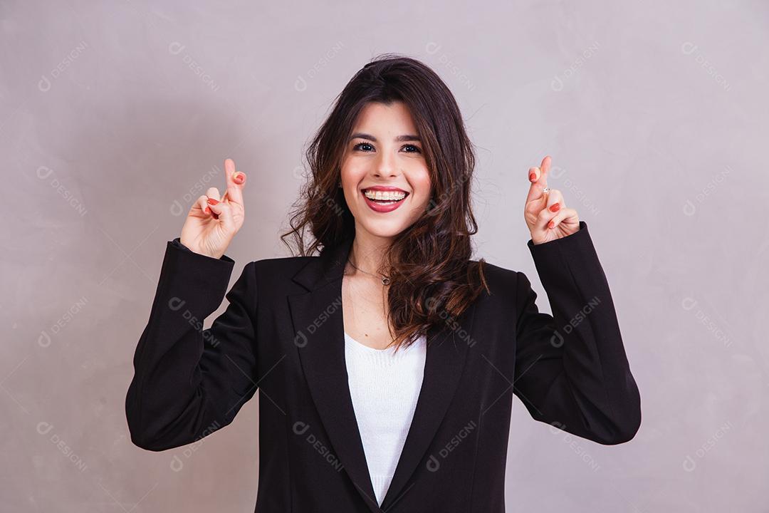 Mulher bonita de blazer preto em fundo cinza