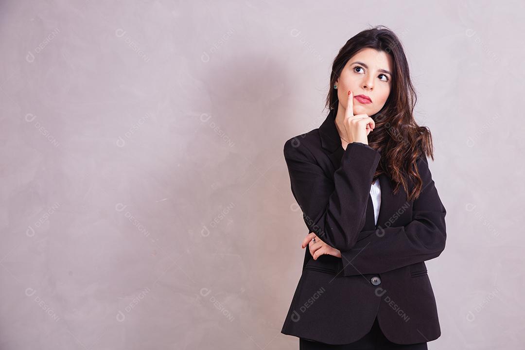 Mulher bonita de blazer preto em fundo cinza