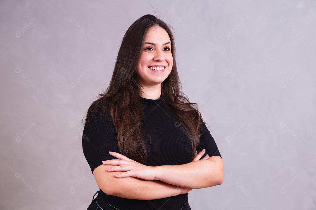 Mulher bonita com roupa preta em fundo cinza