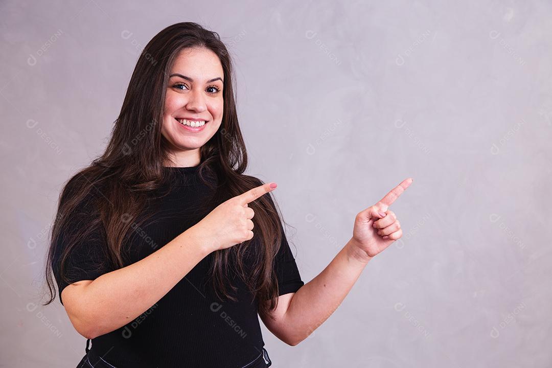 Mulher bonita com roupa preta em fundo cinza