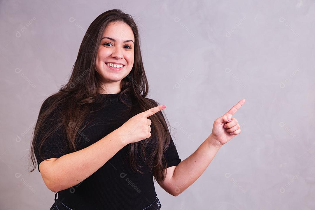 Mulher bonita com roupa preta em fundo cinza