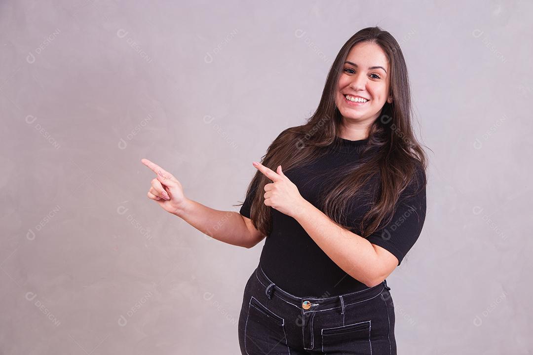 Mulher bonita com roupa preta em fundo cinza