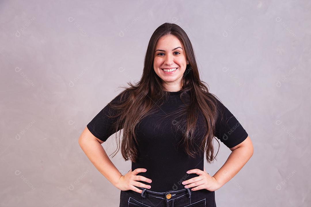 Mulher bonita com roupa preta em fundo cinza