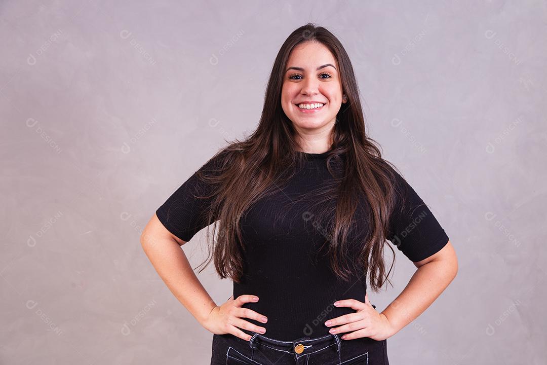 Mulher bonita com roupa preta em fundo cinza