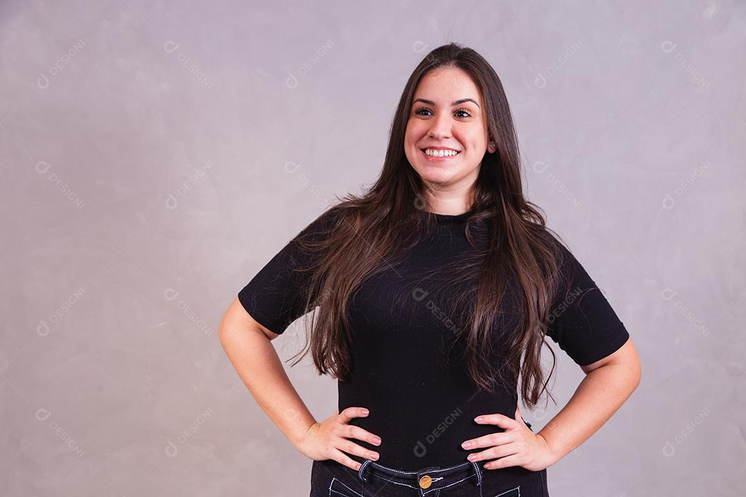 Mulher bonita com roupa preta em fundo cinza