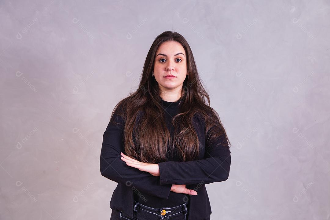 Mulher bonita com roupa preta em fundo cinza