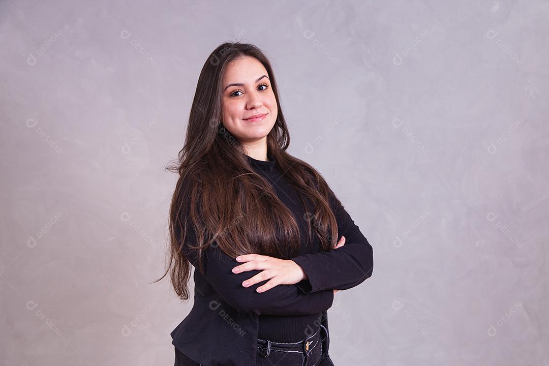Mulher bonita de blazer preto em fundo cinza