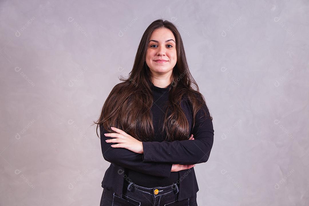 Mulher bonita de blazer preto em fundo cinza