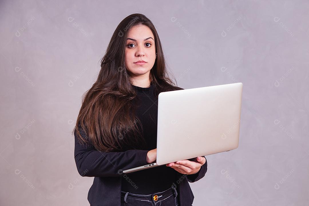 Mulher bonita de blazer preto Segurando notebook em fundo cinza