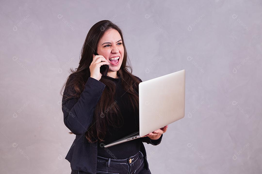 Mulher bonita de blazer preto Segurando notebook em fundo cinza