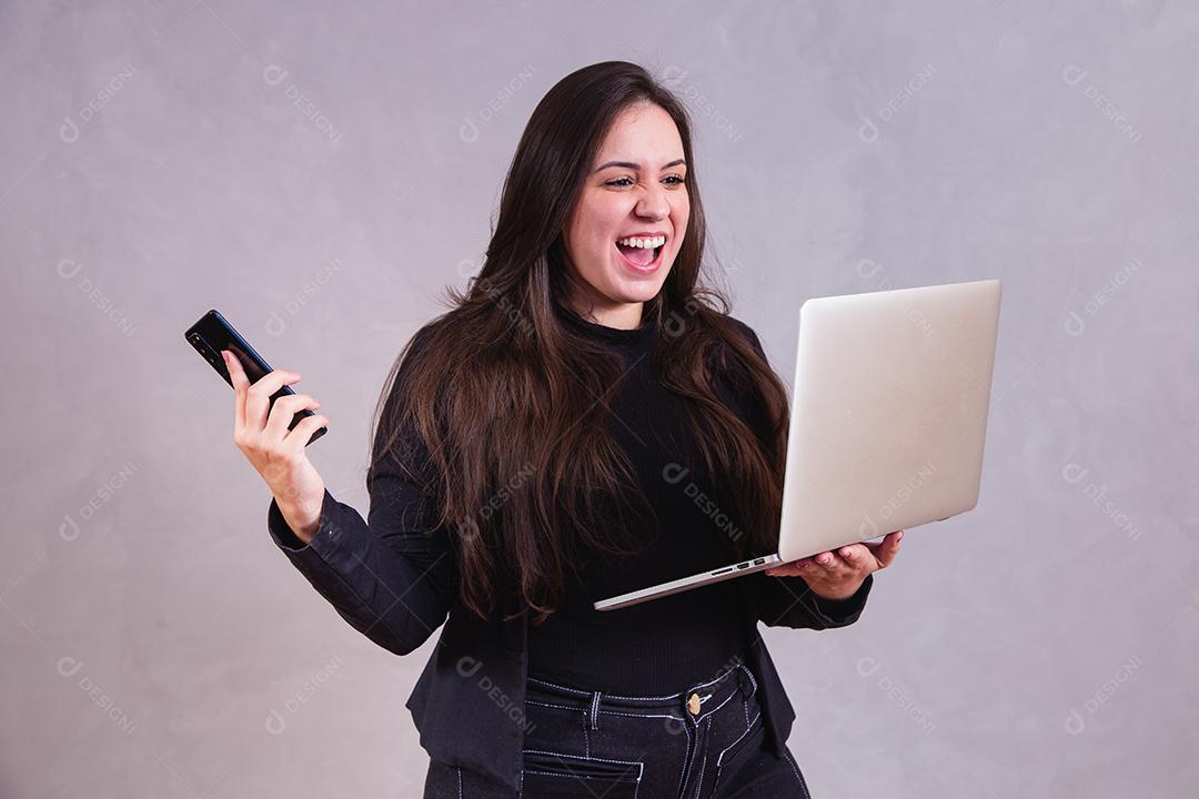 Mulher bonita de blazer preto Segurando notebook em fundo cinza