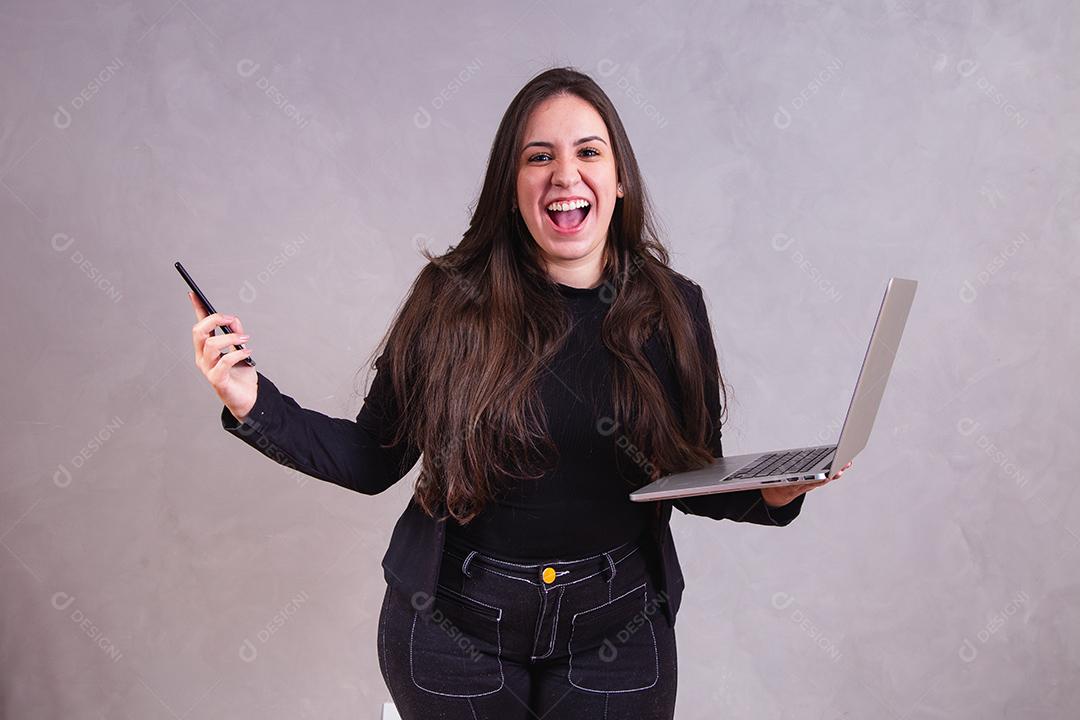 Mulher bonita de blazer preto Segurando notebook em fundo cinza