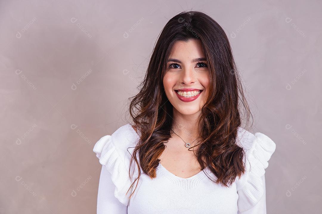 Mulher bonita com roupa branca Segurando cesta de plástico em fundo cinza