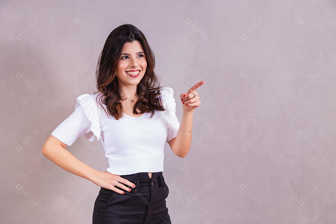 Mulher bonita com roupa branca em fundo cinza