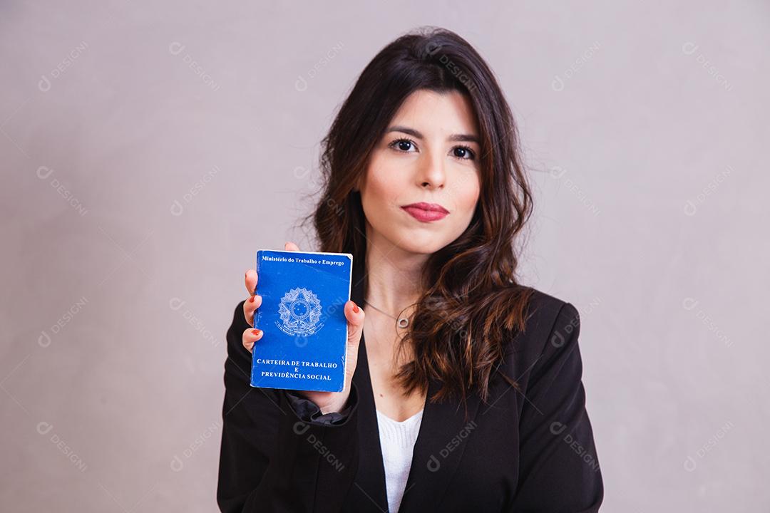 Mulher bonita de blazer preto Segurando carteira de trabalho em fundo cinza