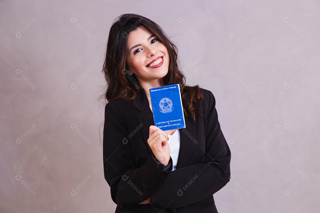 Mulher bonita de blazer preto Segurando carteira de trabalho em fundo cinza