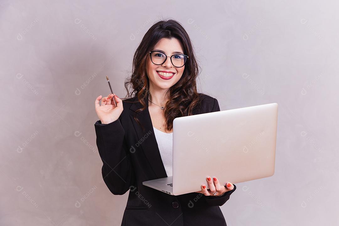 Mulher bonita segurando Notebook em fundo cinza