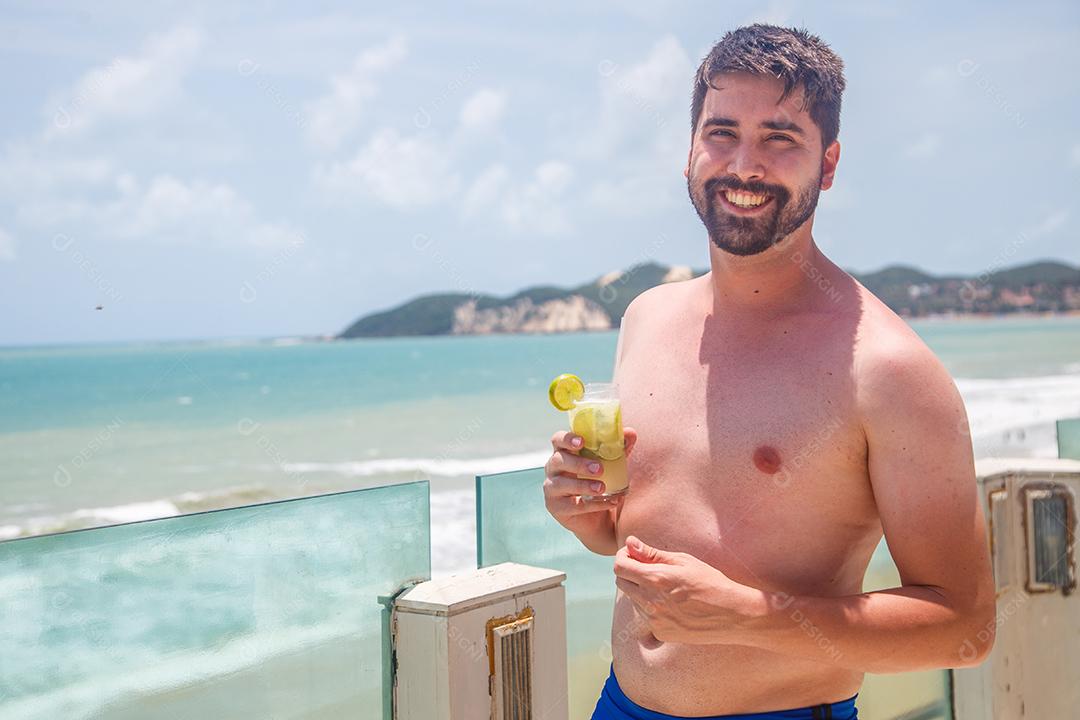 Homem em hotel beira mar resort em dia ensolarado