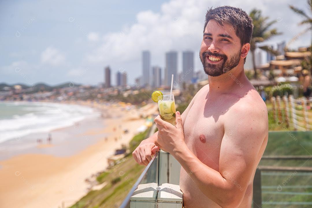 Homem em hotel beira mar resort em dia ensolarado