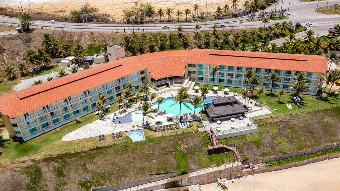 Hotel Resort com piscina arvores arreia beira mar