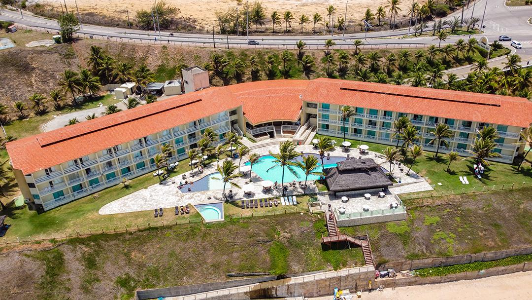 Hotel Resort com piscina arvores arreia beira mar