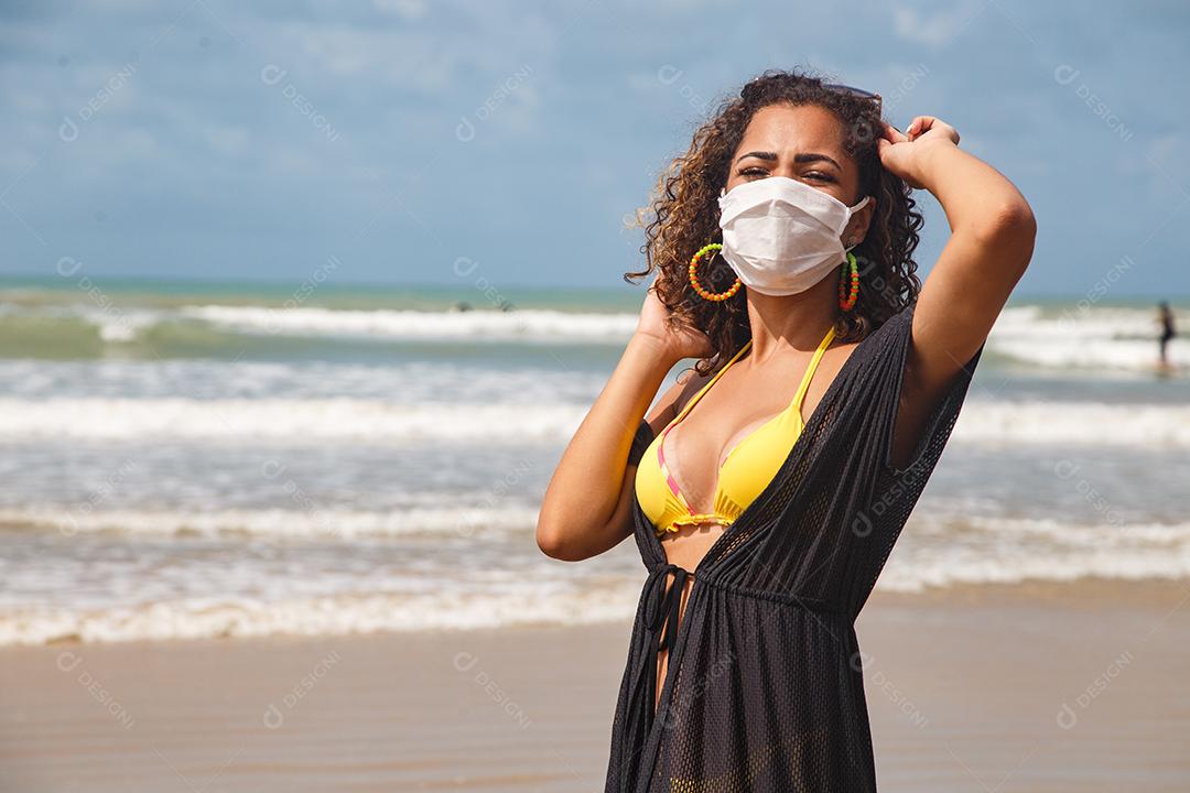 Mulher em beira mar praia com ondas e areia em dia de sol