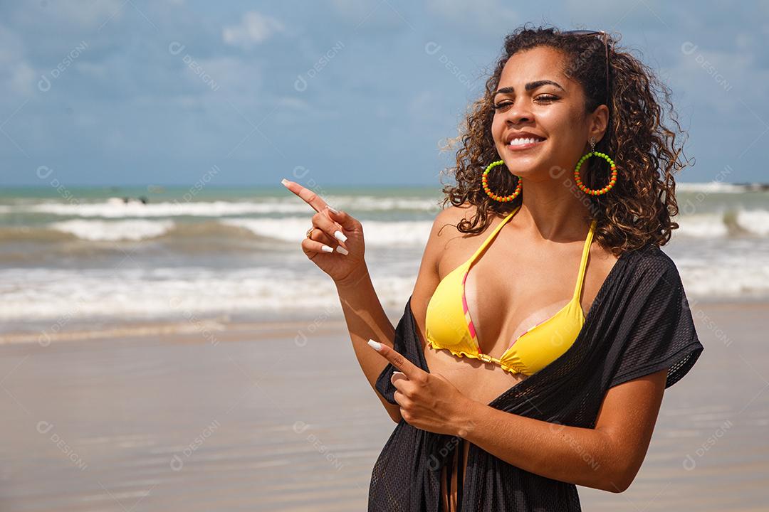 Mulher em beira mar praia com ondas e areia em dia de sol