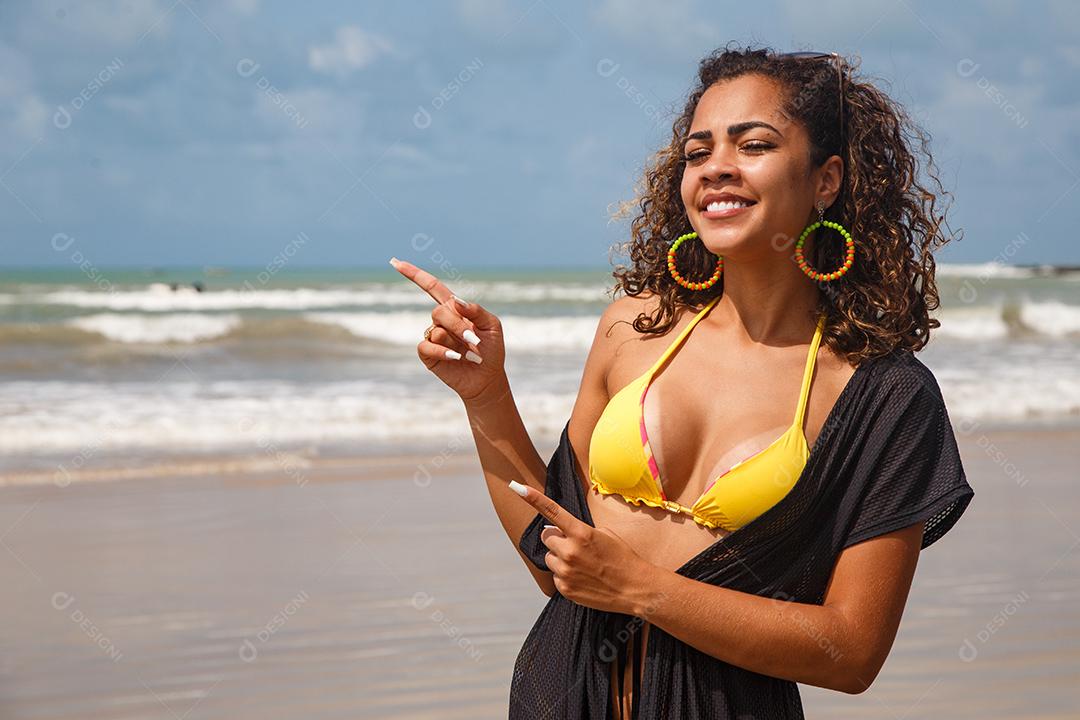 Mulher em beira mar praia com ondas e areia em dia de sol