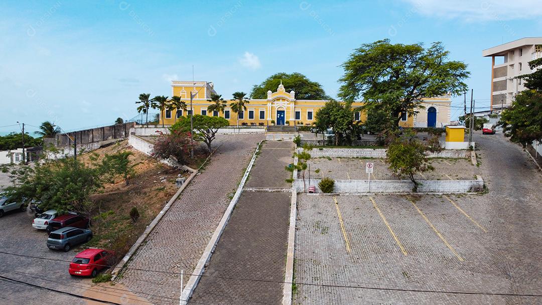 Igreja praça principal amarela cidade beira mar