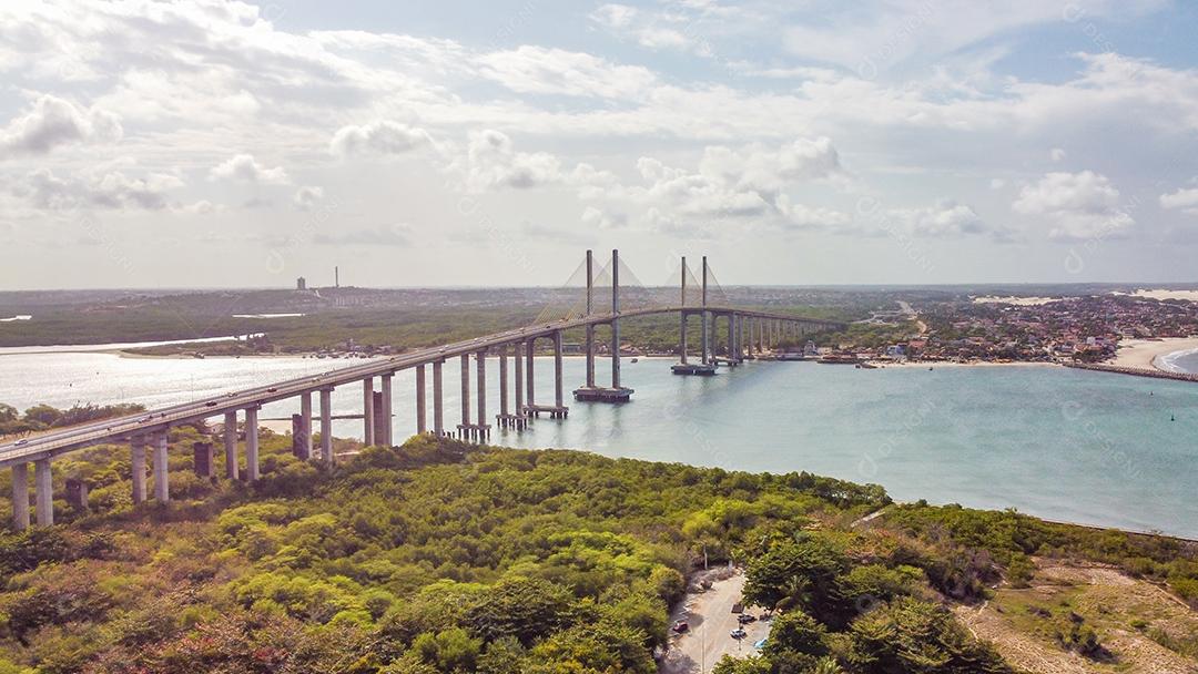 Paisagem cidade ponte principal ao redor arvores