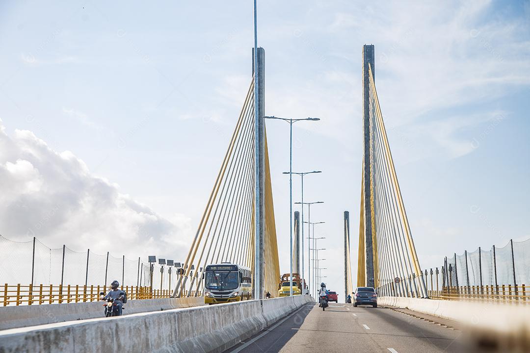 Ponte em cidade grande com transito com vista ao céu