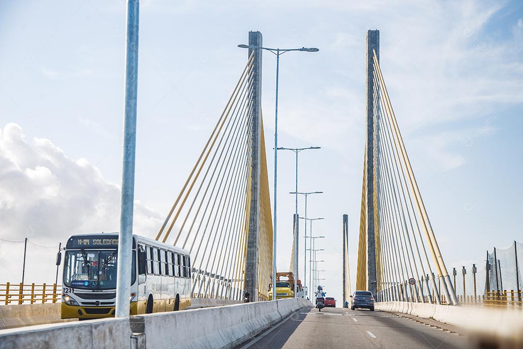 Ponte em cidade grande com transito com vista ao céu