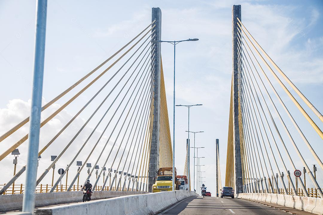 Ponte em cidade grande com transito com vista ao céu