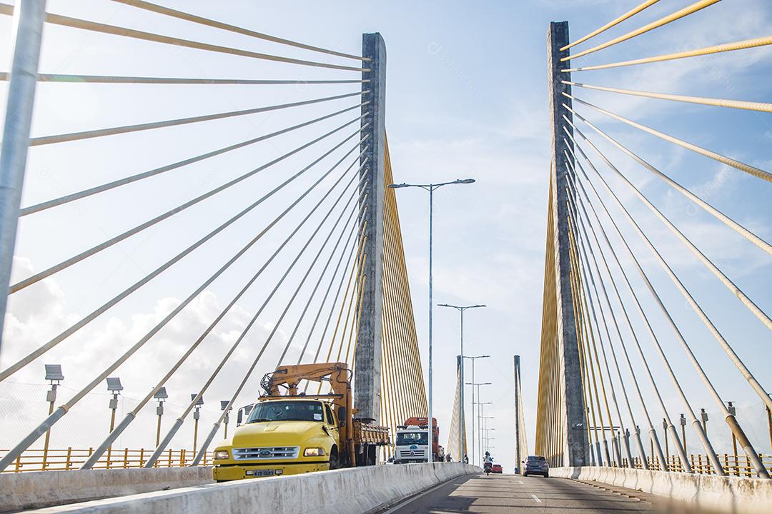 Ponte em cidade grande com transito com vista ao céu